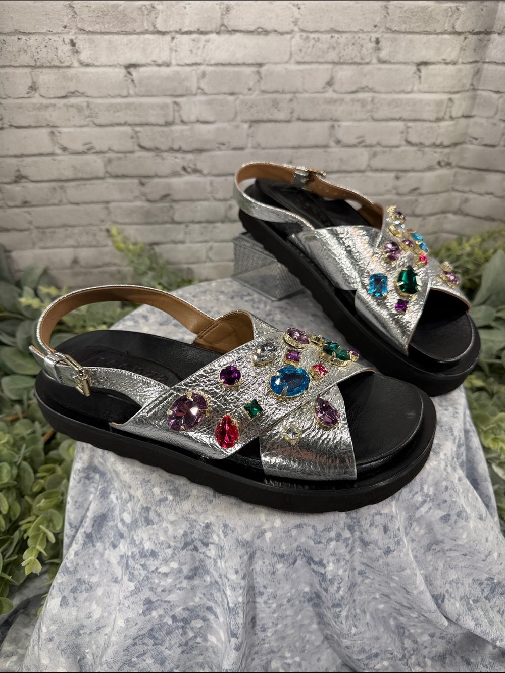 VICENZA “Rock Candy” Silver Metallic Leather Embellished Platform Sandals WMS 9